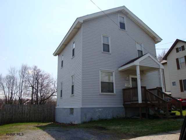 Some tlc would make this house a great home. Maintenance free exterior, fenced in back yard, deck perfect for entertaining this summer-- Buyer incentives for owner occupants- up to 3.5% buyer closing cost assistance- 2 year HomeProtect Limited Home Warranty. Offer for initial offers submitted between May 16, 2011 - July 31, 2011 with escrow closed on or before September 30, 2011.