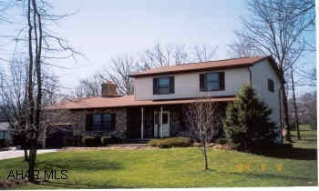 2-Story Vinyl & Brick Construction, Kitchen, Dining Room, Family Room,Living Room.2.5 Baths,3-Bedroom,Finished Basement with 2 stall attached garage. Very Clean & Well maintained, Large Family Room with Vaulted Ceiling and fireplace,  2-Story Vinyl & Brick Construction, Kitchen, Dining Room, Family Room,Living Room.2.5 Baths,3-Bedroom,Finished Basement with 2 stall attached garage. Very Clean & Well maintained, Large Family Room with Vaulted Ceiling and fireplace, Modern pickledOak Kitchen, Home in Excellant Condition. Must See!!
