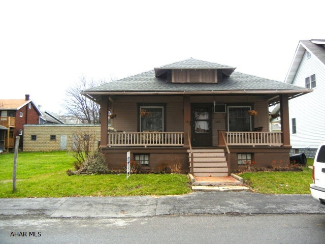 Moved in ready!  One story living in convenient area (close to shopping, bus routes, etc...) Cute & cozy breakfast nook in kitchen (plus separate Dining room), large storage area just off of the kitchen.  Large over sized 1 car garage (plus a carport), Roof is only 3 years old, fenced in double lot:)