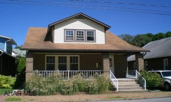 GREAT HOME THAT NEEDS A LITTLE TLC. 3 BEDROOM WITH 1.5 BATH. LARGE EAT-IN KITCHEN, FORMAL DINING ROOM, LARGE LIVING ROOM FEATURING HARDWOOD AND HOOKUP FOR GAS FIREPLACE. SOLD "AS IS". GREAT HOME THAT NEEDS A LITTLE TLC. 3 BEDROOM WITH 1.5 BATH. LARGE EAT-IN KITCHEN, FORMAL DINING ROOM, LARGE LIVING ROOM FEATURING HARDWOOD AND HOOKUP FOR GAS FIREPLACE. SOLD "AS IS".
