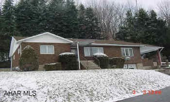 Brick Ranch, 3 Bedroom, 1 1/2 Ba,. eat in kitchen, Living room, TV room, Family room, 1 car garage, beautiful covered patio. Brick Ranch, 3 Bedroom, 1 1/2 Baths, eat in kitchen, Living room, TV room, Family room, 1 car garage, beautiful covered patio