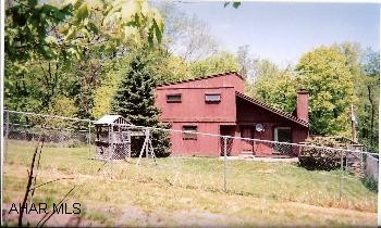 Very Private with fantastic view!  2 Bedrooms in Loft, 2 Bedrooms in Basement.  Very rustic & cozy!  Vaulted ceilings - Pavia Twp. Very Private with fantastic view!  2 Bedrooms in Loft, 2 Bedrooms in Basement.  Very rustic & cozy!  Vaulted ceilings - Pavia Twp.