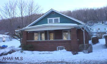 1-1/2 STORY, 3 BR, 1 BATH HOME ON LOT SIZE 50 x 110.  2-CAR GARAGE. 1-1/2 STORY, 3 BR, 1 BATH HOME ON LOT SIZE 50 x 110.  2-CAR GARAGE.