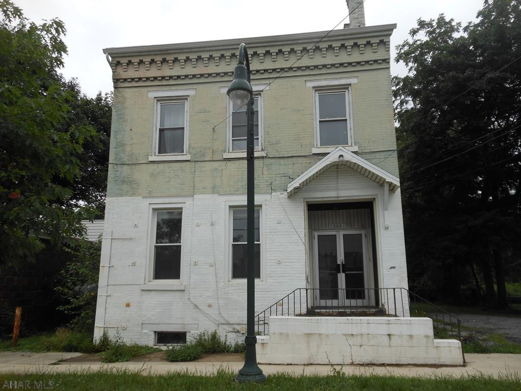 5 Unit apartment building in Hollidaysburg. Off street parking. Brick and vinyl construction. Handyman special. Unit 5 is occupied by the current tenant. Unit 4 has a collapsed exterior wall. Great way to get into an apartment building with some sweat equity.