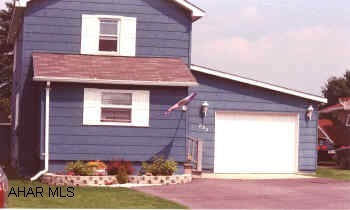 lovely 3 bedroom , garage, fenced lot! Immaculate 24 hours notice to show pleasecall Irene to set up showings