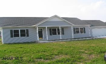 NEW RANCH HOME. NEW BUT NO SQUEAKS. CORNER LOT THAT IS LEVEL. OPEN FLOOR PLAN. LARGE GARAGE BUILT ON SLAB WITH LOTS OF STORAGE. ATTIC. FACTORY BUILT. SELLER AGREES TO PAY A $1000 BONUS TO SELLING AGENT. THIS AGREEMENT SHALL EXPIRE 9-30-2007. NEW RANCH HOME. NEW BUT NO SQUEAKS. CORNER LOT THAT IS LEVEL. OPEN FLOOR PLAN. LARGE GARAGE BUILT ON SLAB WITH LOTS OF STORAGE. ATTIC. FACTORY BUILT. SELLER AGREES TO PAY A $1000 BONUS TO SELLING AGENT. THIS AGREEMENT SHALL EXPIRE 9-30-2007.