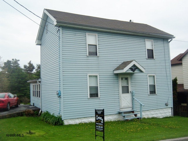 Spacious rooms throughout. New carpeting on first floor, freshly painted! move in ready. Really nice big back yard