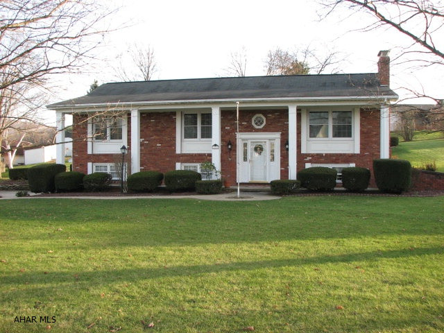 A Penn Farms home cared for with pride by original owner.  New kitchen, oak floors, 3-4 Bedrooms, 2.5 Baths,CA, FP and 2 car garage. Great lot! 225K.