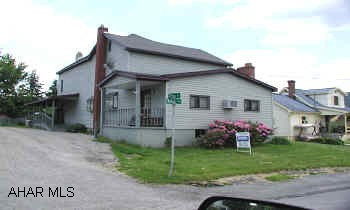 UPDATED SINGLE FAMILY HOME WITH MANY AMMENITIES. CERAMIC TILE FLOORS, JACUZZI ETC. LARGE BACK PORCH WITH FENCED IN BACK YARD. LOTS OF CLOSET SPACE.