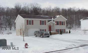 Bi-level home in good condition. Many nice features. Finished basement. One car int. garage. Well maintained home.