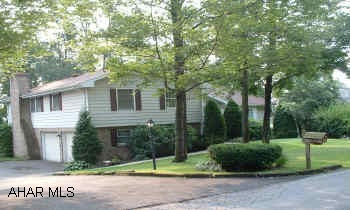 LARGE FAMILY HOME IN BEAUTIFUL RESIDENTIAL AREA. BIG FAMILY ROOM WITH GAS FIREPLACE. HOME IS LOCATED ON OVER 1/3 ACRE WITH MATURE TREES. ASK FOR JOHN REFFNER.