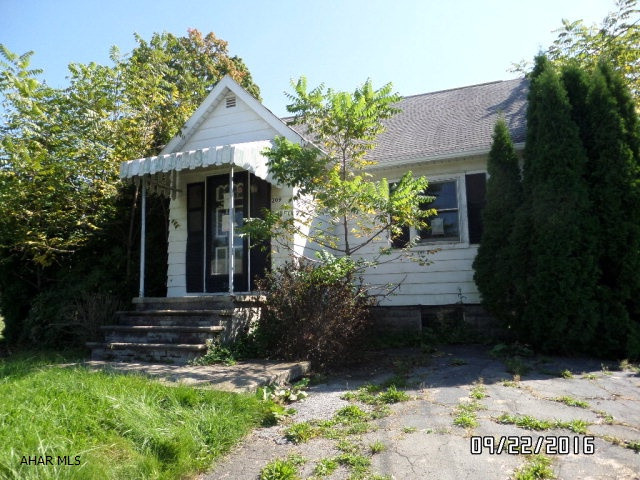 Lots of potential, a little tlc will make this the perfect home, Property was built prior to 1978 and lead based paint potentially exits.