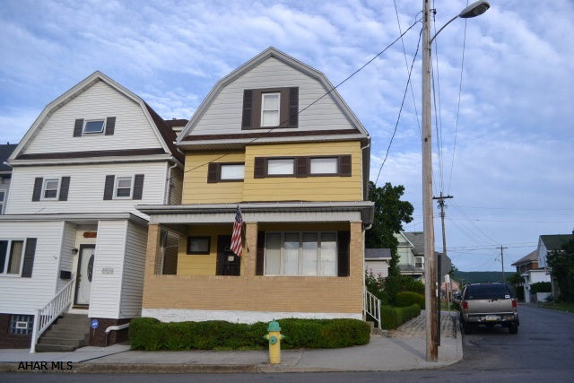 Fantastic starter home in Altoona!  3 bedrooms, nice kitchen, 1st floor laundry, central air & much more!