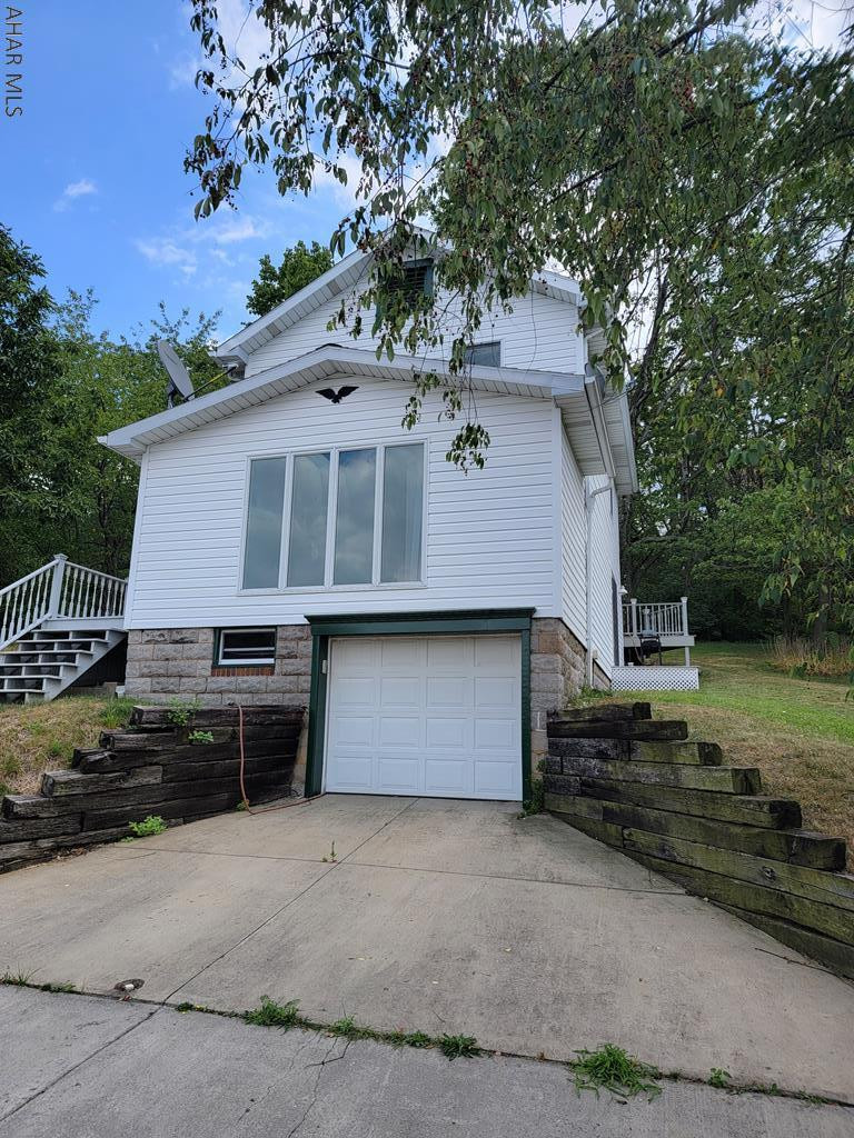 This charming 2BD, 1BA home is move in ready!  2 city lots with a fabulous back deck and a STUNNING view from the front windows. This home offers a whole house fan, hardwood floors, central vac in the kitchen, newer windows, garage and sliding doors that lead out to the back deck. Located in the Fairview area, this home is close to the playground and many amenities. Call today for your private tour! You don't want to miss this one!
