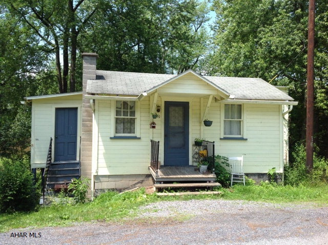 Riverfront summer home/cottage or residence within minutes of downtown Bedford, and private. Fishing, canoeing, camping and picnicking. 2 pavilions need TLC.