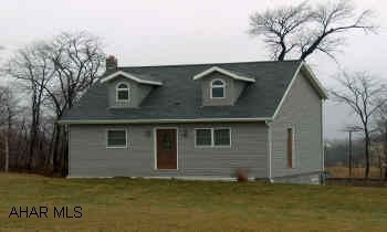 1.5 story 3yr old home in nice country setting. Beautiful kithcen, vaulted ceiling, 2nd floor loft bedroom. Clean and well maintained.