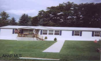 ALL APPOINTMENTS THRU LISTING AGENT. BEAUTIFUL (60X32) 2000. MANUFACTURED HOME. IMMACULATE! SPACIOUS LARGE ROOMS!24-HOUR NOTICE - KEY IN OFFICE.