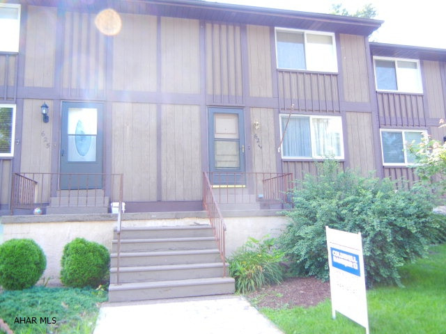 Very nice townhouse, priced to sell!  Deck off dining room, fenced yard.  New dishwasher and gas range as of Aug. 2015. Deck repainted 8/2015.