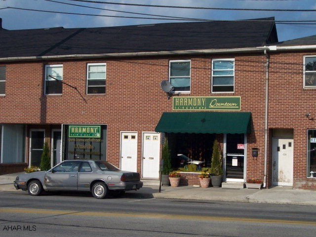 2 storefronts and 2 appartments