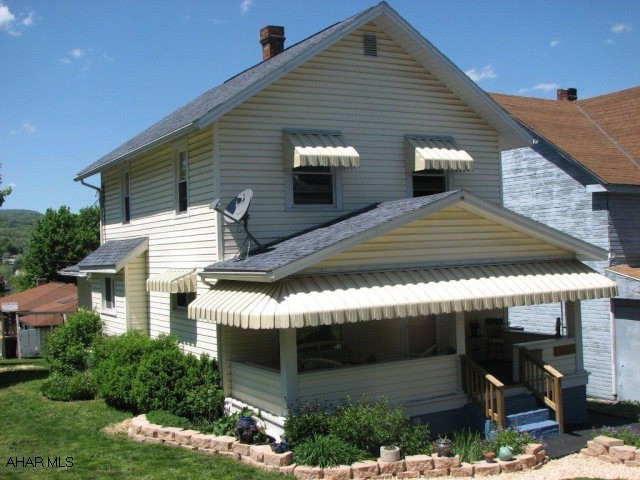 Modern 4 bedroom, 2 bath home in Highland Park Area.   Sets on large corner lot, Formal dining room w/ new laminate flooring, Ceramic Tile Kitchen w/ Oak Cabinets.  Great View from the Large Deck.  First floor Bed and Bath.   Baker Elementary School District.