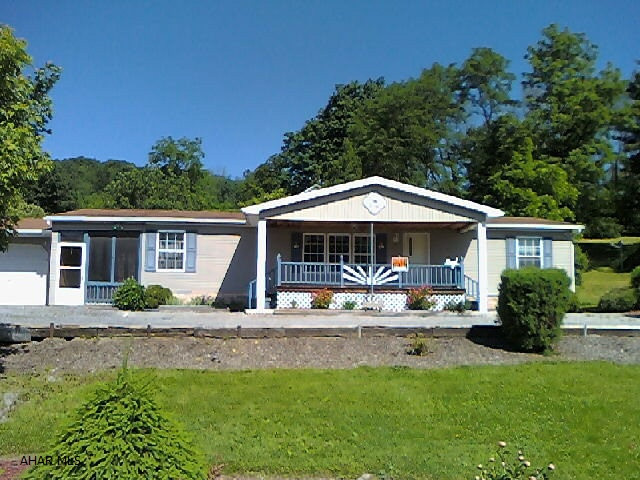 Nice 3 bedroom 2 bath 1995 Skyline Doublewide. 1 car attached garage with heated workshop.Low maintenance home move right in.