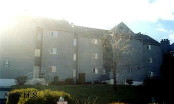 GORGEOUS STUDIO CONDO.  TOP OF THE LINE.  CONTEMPORARY STYLE, METROPOLITAN FEEL.