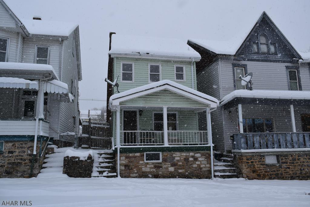 Move in ready 2 to 3 bedroom home. Fenced in backyard and an off street parking pad in the back.