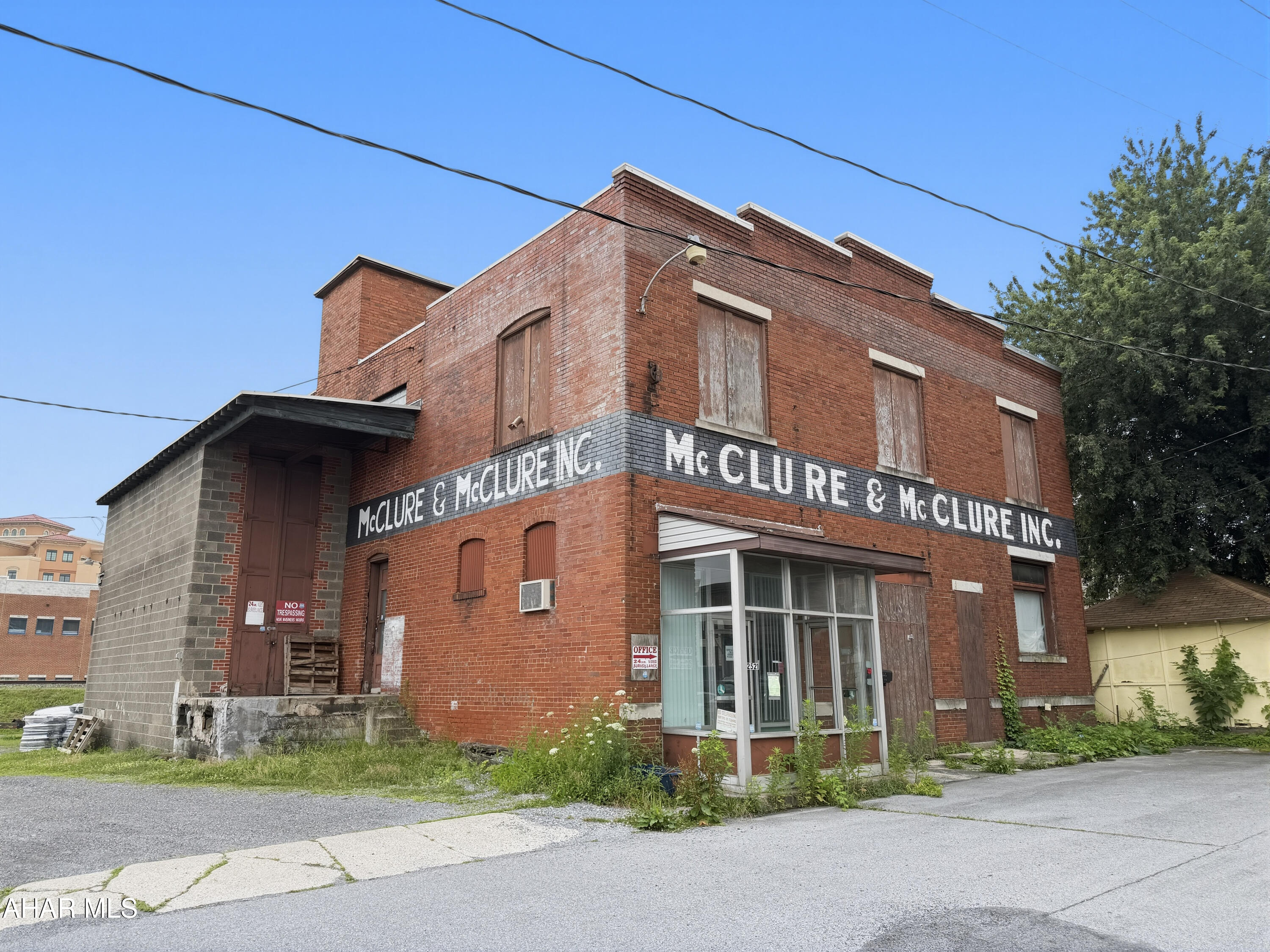 This large, all-brick warehouse is zoned Light Industrial & offers incredible flexibility for a wide range of business or investment uses. The property features multiple levels including two expansive floors plus a basement, along with a freight elevator, dedicated office space, & substantial industrial infrastructure throughout. Exterior highlights include ample on-site parking, a loading dock, & an on-site crane, making this property well-suited for logistics, manufacturing, storage, or redevelopment. Call today for additional details or to schedule a tour!