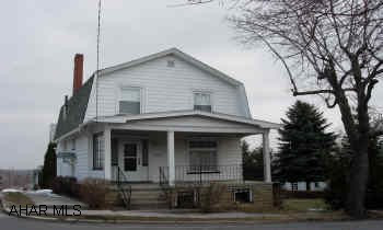 ALUMINUM SIDED, 2 STORY, 3BR, 1BA, GHW, GREAT NEIGHBORHOOD, GREAT STARTER. GREAT STARTER IN GREAT NEIGHBORHOOD.  CALVERT HILLS, 2 STORY, 3 BR, 1 BA, CORNER LOT.  GHW,  ALL APPLIANCES, ELECTRIC TO BE UPDATED.