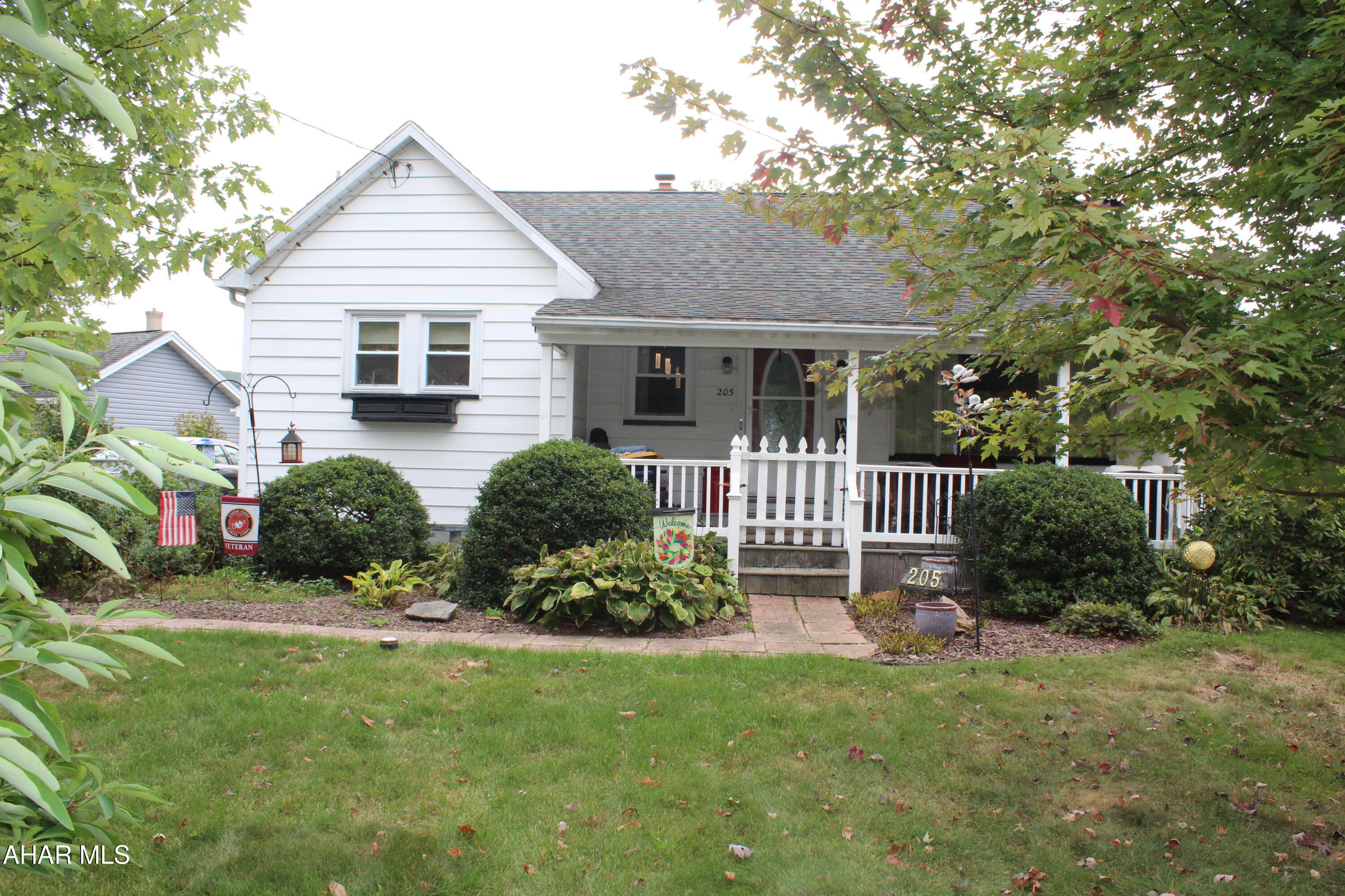 Updated, ranch-style home in Llyswen. Remodeled kitchen has plenty of cabinet space. Living room has hardwood floors and built-in bookcases. Bathroom has modern tiled shower/bath. Partially finished basement has a family room with electric fireplace/heater.

Outside has a covered front porch with vinyl railings. Great place to read a book or drink your morning coffee. Backyard is level and completely fenced, great for kids, pets, or just entertaining. 

**Property is in a flood zone. Flood insurance may be required by lenders. Got a quote for $513/yr.
