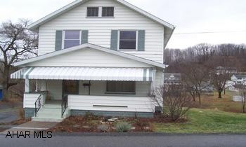 Cute 3 bedroom home on large lot. Oak kitchen, large bath, laminate floors, new roof, & new furnace. Cute 3 bedroom home on large lot. Oak kitchen, large bath, laminate floors, new roof, & new furnace.