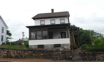 2 UNIT DUPLEX IN EXCELLENT CONDITION.  SPACIOUS.  TAKE A LOOK.  COULD BE LARGE SINGLE FAMILY HOME.  VERY CLEAN.  NEW WINDOWS WITH LARGE ROOMS.  1ST FLR WASHER AND DRYER, 2ND FLR STOVE AND MICROWAVE.  2ND FLR COULD HAVE 2 BEDROOM AND NO DINING ROOM.  VINYL/ALUMINUM SIDING, NEW WINDOWS, GREAT LARGE SECOND FLOOR DECK, LARGE YARD.