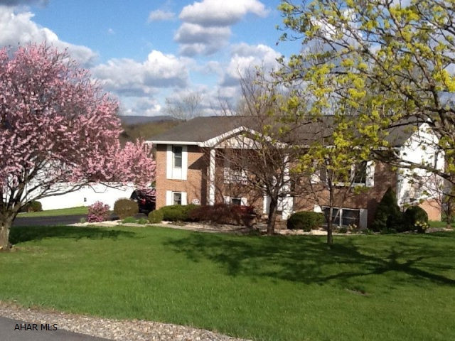 THIS CHARMING BI-LEVEL HAS EVERYTHING TO OFFER FROM COMFORT TO A FANTASTIC VIEW . Large rooms, with great storage. This home sits in a great location.Motivated sellers ...