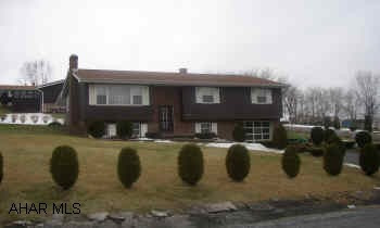 IMMACULATE 3 BEDROOM, 2 BATH BI-LEVEL.  NEW HICKORY KITCHEN, FURNACE AND C/A.  FAMILY ROOM WITH FIREPLACE, NICE COVERED PORCH OFF KITCHEN.   $200 TOWARDS NEW DISHWASHER. POSSESSION NOT BEFORE MAY 29,2004.