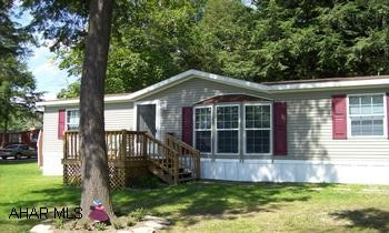2004 Skyline. 3BR, 2BA, LR, Eat in Kitchen, Like new. 27x44 Newer doublewide with huge Eat in kitchen with island, split bedroom, masterbedroom dual closets and glamour bath. Major Price Reduction!