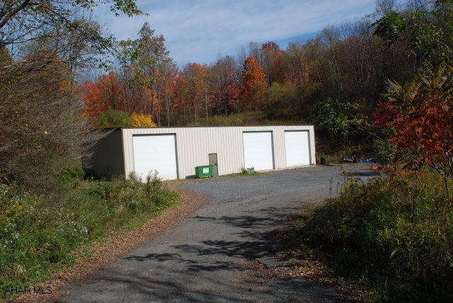 3 Bay Clear Span steel building. Electric service - waiter for jet sprayer. Also radiant hear. Many possible uses.