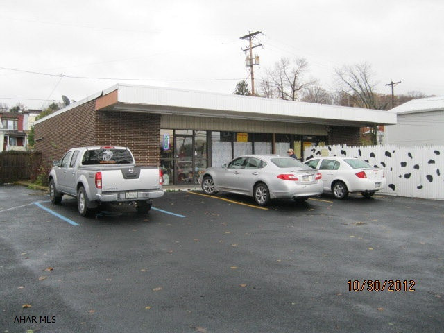 Former Unimart now used as a dog grooming shop. Real Estate Only. No Equipment. Covenent for no use as dog grooming shop.