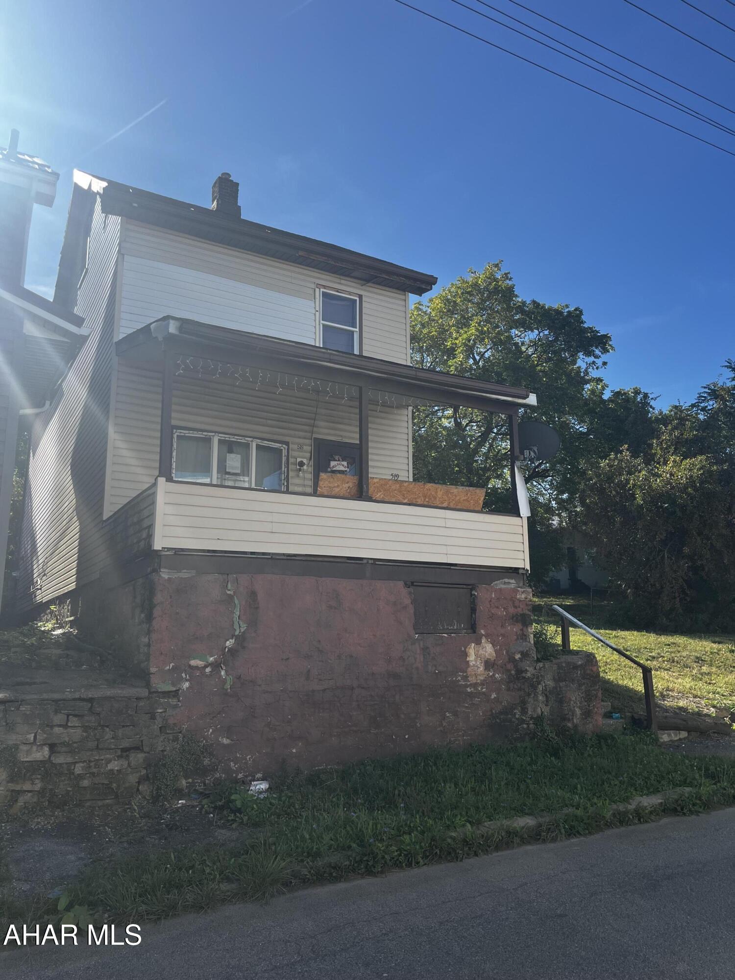 Don't miss this outstanding opportunity to invest in a property with endless possibilities. with the right vision, this space can be transformed into a true asset!