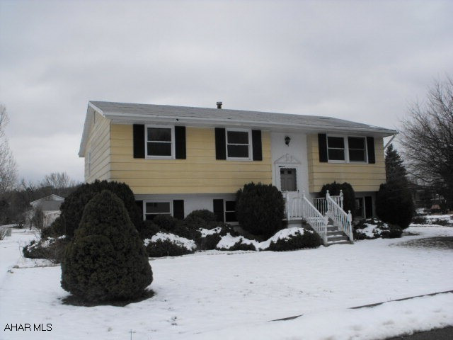 fixer upper in great area, Needs a lot of tlc.  Nice size rooms.  Big level lot
