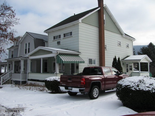 Well Cared for East End home offers LR, DR, EIK w/oak cabinetry &appliances! 4 bedrooms, 1st flr 1/2 bath and 2nd flr full bath! Double lot,central air, thermopane windows & a Home Warranty too!