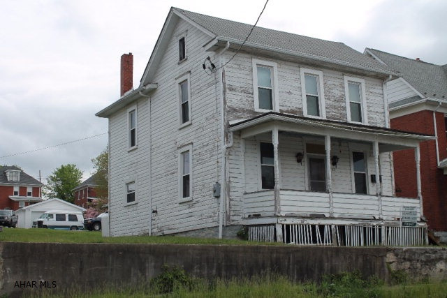 Great starter home PRICED to Sell. Also could be a rental. Newer Furnace , Upgraded bathroom and newer windows.