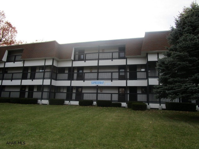 Nice 2 Bed/2 Bath 1st floor unit. Fully furnished, LR w/wood FP, ceramic tile & hardwood floors & wetbar. Community Pools, tennis court, hot tub, & exterior maintenance. Dues ave. $240 a month.