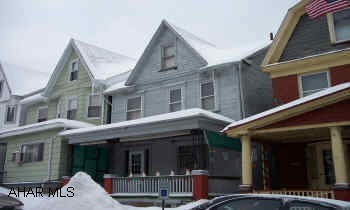 3 bedroom, 1.75 bath, garage. Nice condition. Good investment.