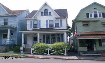 CUTE AND CLEAN 3 BR, 1 BATH. COVERED PATIO AND FENCED YARD. OFF STREET PARKING. LOW TAXES. PAINT ALREADY PURCHASED FOR FRONT PORCH.