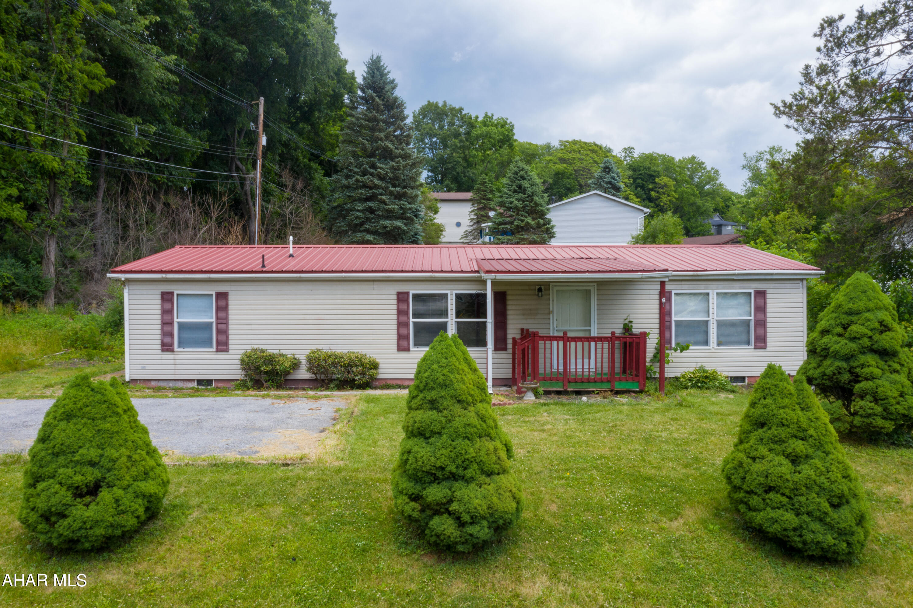 This 3 bedroom, 2 full bath, 1 story manufactured home offers walk in closets in every bedroom, an open concept floor plan, and an eat in kitchen! Exterior features include metal roof, covered deck, fenced in yard, shed, and off street parking.