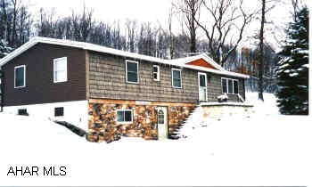 1 STORY, 3-4 BEDROOM, 1.75 BATH. 1 STORY, 3-4 BEDROOM, 1.75 BATH ON 3 PRIVATE ACRES.  3 CAR HEATED DETACHED GARAGE AND SMALL BARN.  NEWER ROOF, WINDOWS, AND FURNACE.  NEEDS COSMETIC UPDATES.