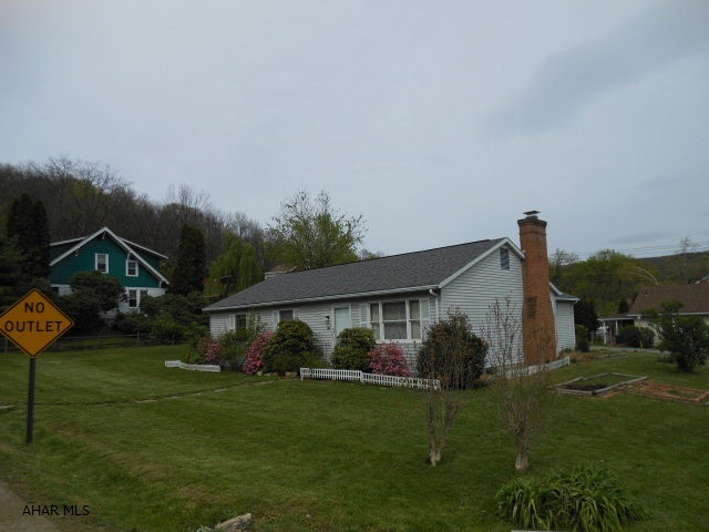 3 bedroom Ranch situated on a great corner lot.