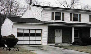Eldorado 1/2 double with new berber carpet throughout, freshly painted and 1 car garage.