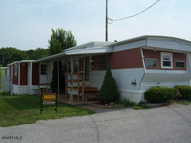 very clean and well maintained. 3 bedroom mobile home on rented lot.