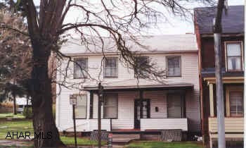 Vinyl siding, large lot.